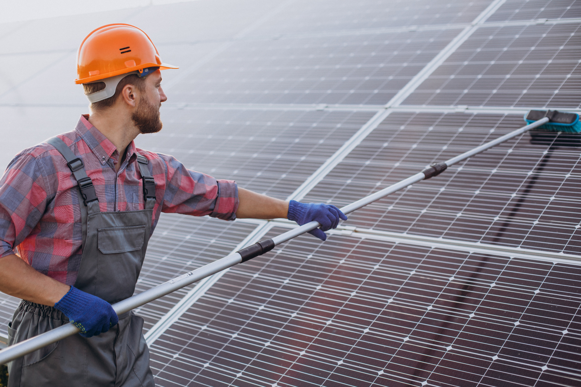 Technicien FB Clean nettoyant des panneaux photovoltaïques sur toiture en Hainaut